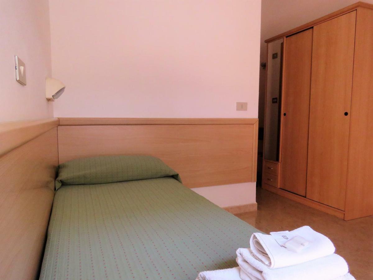 Hotel Cliff Ріміні Екстер'єр фото